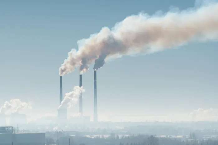 Дым выходит из промышленных труб