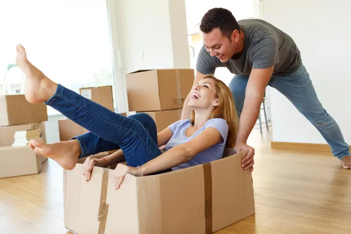 Мужчина и женщина смеются