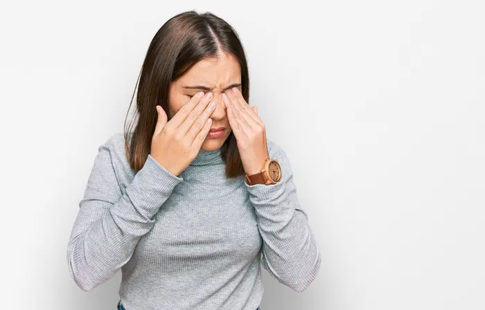 Девушка прижала пальцы к глазам