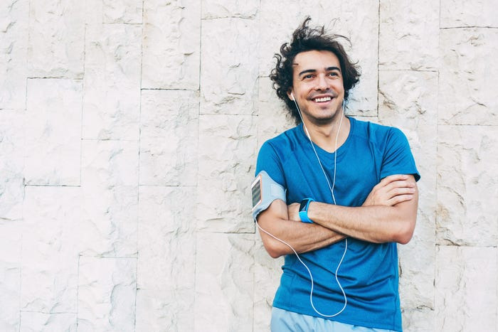 Мужчина стоит у стены